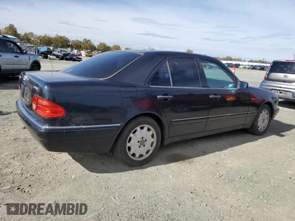 ✅ 1996 Mercedes-Benz E 320 • VIN: WDBJF20F1TJ009922 • Лот: 78931344. Опубликован ранее на Copart с пробегом 213 402 миль. Бесплатный доступ к архиву аукционных продаж из США и подробный отчёт об истории автомобиля на DreamBid. Изображение 3.