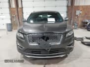 ✅ 2019 Lincoln MKC Reserve • VIN: 5LMCJ3D96KUL49964 • Lot: 43191254. Wystawiony na IAAI z przebiegiem 77 324 mil. Bezpłatny archiwum sprzedaży aukcyjnych z USA i szczegółowy raport historii pojazdu na DreamBid. Zdjęcie 12.