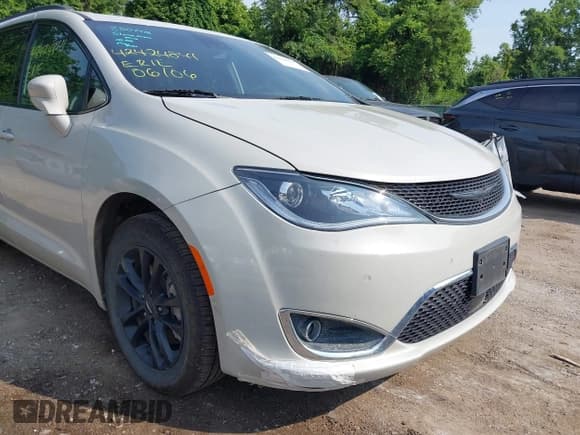 ✅ 2020 Chrysler Pacifica Launch Edition • VIN: 2C4RC3BGXLR267876 • Lot: 42424841. Wystawiony na IAAI z przebiegiem 87 586 mil. Bezpłatny archiwum sprzedaży aukcyjnych z USA i szczegółowy raport historii pojazdu na DreamBid. Zdjęcie 6.