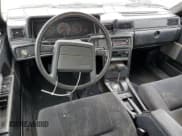 ✅ 1987 Volvo 740 • VIN: YV1FX8843H2178121 • Lot: 55678015. Wystawiony na Copart z przebiegiem 105 881 mil. Bezpłatny archiwum sprzedaży aukcyjnych z USA i szczegółowy raport historii pojazdu na DreamBid. Zdjęcie 8.