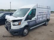 ✅ 2020 Ford Transit Cargo • VIN: 1FTBR2C86LKA34576 • Lot: 40383985. Wystawiony na IAAI z przebiegiem 54 377 mil. Bezpłatny archiwum sprzedaży aukcyjnych z USA i szczegółowy raport historii pojazdu na DreamBid. Zdjęcie 2.