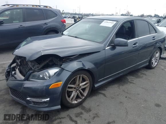 ✅ 2014 Mercedes-Benz C 250 Sport • VIN: WDDGF4HB4EG254230 • Lot: 42865949. Wystawiony na IAAI z przebiegiem 133 717 mil. Bezpłatny archiwum sprzedaży aukcyjnych z USA i szczegółowy raport historii pojazdu na DreamBid. Zdjęcie 2.