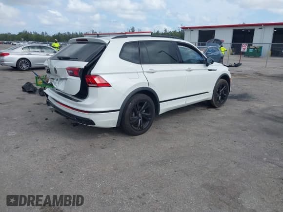 ✅ 2024 Volkswagen Tiguan SE R-Line Black • VIN: 3VVCB7AX6RM093792 • Lot: 42117670. Wystawiony na IAAI z przebiegiem 15 379 mil. Bezpłatny archiwum sprzedaży aukcyjnych z USA i szczegółowy raport historii pojazdu na DreamBid. Zdjęcie 4.