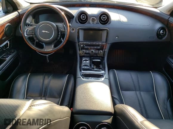 ✅ 2017 Jaguar XJ • VIN: SAJWJ1CD3H8W05270 • Lot: 74360643. Wystawiony na Copart z przebiegiem 48 200 mil. Bezpłatny archiwum sprzedaży aukcyjnych z USA i szczegółowy raport historii pojazdu na DreamBid. Zdjęcie 8.