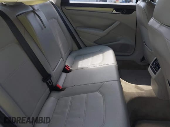 ✅ 2014 Volkswagen Passat SE • VIN: 1VWBS7A38EC114237 • Lot: 42681199. Wystawiony na IAAI z przebiegiem 145 750 mil. Bezpłatny archiwum sprzedaży aukcyjnych z USA i szczegółowy raport historii pojazdu na DreamBid. Zdjęcie 8.