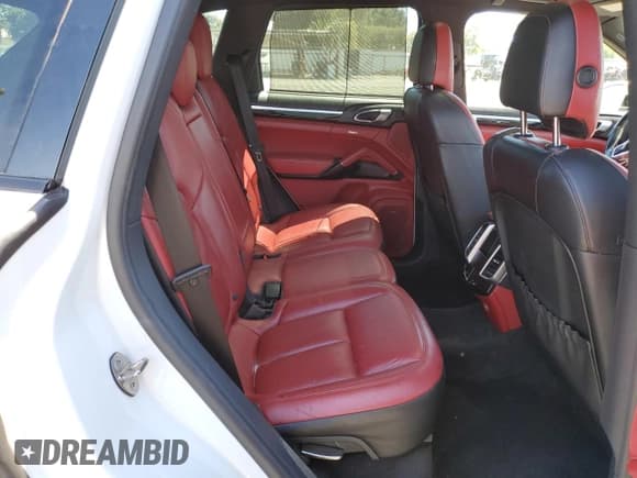 ✅ 2016 Porsche Cayenne S • VIN: WP1AB2A24GLA96765 • Lot: 69290155. Wystawiony na Copart z przebiegiem 88 419 mil. Bezpłatny archiwum sprzedaży aukcyjnych z USA i szczegółowy raport historii pojazdu na DreamBid. Zdjęcie 11.