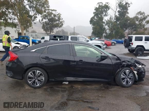 ✅ 2018 Honda Civic EX-T • VIN: JHMFC1F30JX028784 • Lot: 43709664. Listed on IAAI with 117,072 mi. Free auction sales archive from the USA and detailed vehicle history report at DreamBid. Image 13.