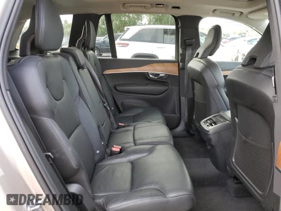 ✅ 2023 Volvo XC90 Plus • VIN: YV4L12PN7P1903108 • Lot: 47809685. Wystawiony na Copart z przebiegiem 14 235 mil. Bezpłatny archiwum sprzedaży aukcyjnych z USA i szczegółowy raport historii pojazdu na DreamBid. Zdjęcie 11.