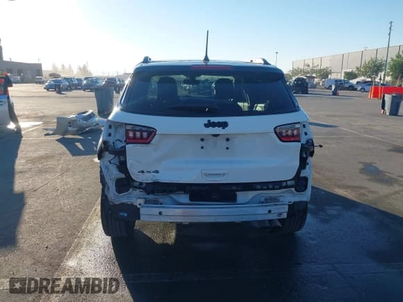 ✅ 2021 Jeep Compass Latitude • VIN: 3C4NJDBB1MT561812 • Lot: 43504011. Listed on IAAI with 52,583 mi. Free auction sales archive from the USA and detailed vehicle history report at DreamBid. Image 17.