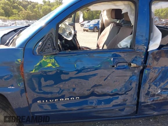 ✅ 2019 Chevrolet Silverado 1500 LT • VIN: 2GCVKPECXK1175049 • Lot: 42763309. Wystawiony na IAAI z przebiegiem 138 069 mil. Bezpłatny archiwum sprzedaży aukcyjnych z USA i szczegółowy raport historii pojazdu na DreamBid. Zdjęcie 17.