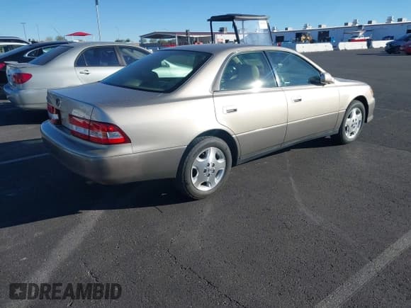 ✅ 2000 Lexus ES 300 • VIN: JT8BF28G2Y0270068 • Lot: 43863072. Wystawiony na IAAI z przebiegiem 132 215 mil. Bezpłatny archiwum sprzedaży aukcyjnych z USA i szczegółowy raport historii pojazdu na DreamBid. Zdjęcie 4.