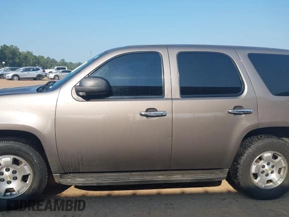 ✅ 2014 Chevrolet Tahoe Commercial • VIN: 1GNLC2E0XER104529 • Lot: 43217631. Wystawiony na IAAI z przebiegiem 237 010 mil. Bezpłatny archiwum sprzedaży aukcyjnych z USA i szczegółowy raport historii pojazdu na DreamBid. Zdjęcie 14.