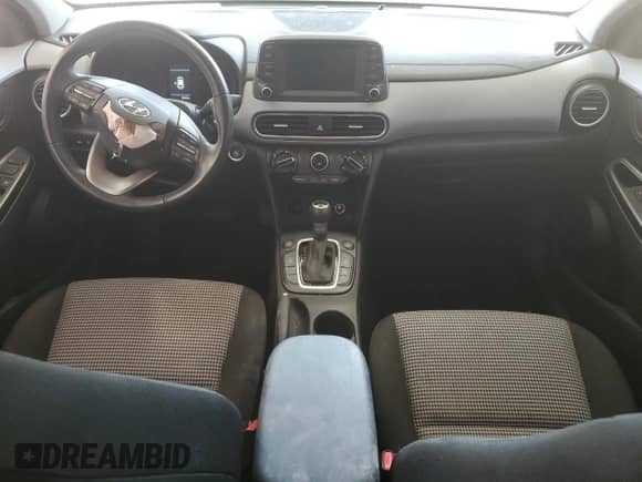 ✅ 2021 Hyundai Kona SEL Plus • VIN: KM8K6CAA3MU606564 • Lot: 54721223. Wystawiony na Copart z przebiegiem 25 163 mil mil. Skorzystaj z bezpłatnego archiwum sprzedaży aukcyjnych z USA i zobacz szczegółowy raport historii pojazdu na DreamBid. Zdjęcie 8.