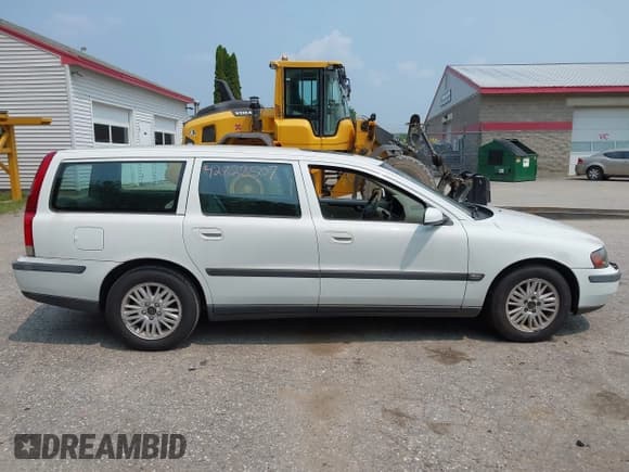 ✅ 2004 Volvo V70 • VIN: YV1SW64A242432672 • Lot: 42828507. Listed on IAAI with 165,470 mi. Free auction sales archive from the USA and detailed vehicle history report at DreamBid. Image 14.
