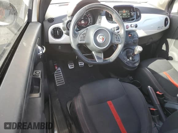 ✅ 2017 FIAT 500 Abarth • VIN: 3C3CFFFH9HT580282 • Lot: 58020815. Wystawiony na Copart z przebiegiem 40 174 mil. Bezpłatny archiwum sprzedaży aukcyjnych z USA i szczegółowy raport historii pojazdu na DreamBid. Zdjęcie 8.