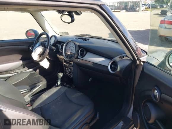 2013 MINI Hardtop с VIN WMWSU3C50DT677525, выставлен на аукционе IAAI как лот 43351618 с пробегом 111 310 миль миль и . История ставок и продаж доступна на DreamBid. Изображение 5.