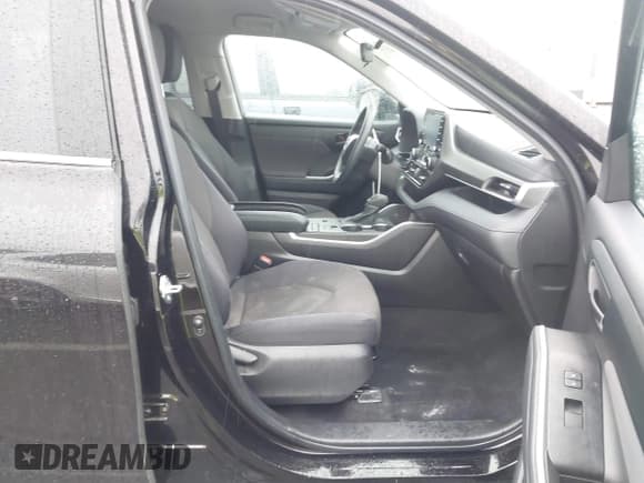 ✅ 2022 Toyota Highlander L • VIN: 5TDCZRAH5NS111322 • Lot: 43712990. Wystawiony na IAAI z przebiegiem 34 719 mil. Bezpłatny archiwum sprzedaży aukcyjnych z USA i szczegółowy raport historii pojazdu na DreamBid. Zdjęcie 5.
