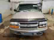 1999 Chevrolet Blazer LS z VIN 1GNCT18W8XK128169, wystawiony jako Copart lot #44260965 z przebiegiem 104 790 mil mil oraz Szkoda całkowita • Salvage title. Historia ofert i sprzedaży dostępna na DreamBid. Obrazek 5.