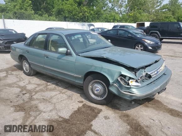 ✅ 1997 Ford Crown Victoria • VIN: 2FALP73W3VX232351 • Lot: 60196655. Wystawiony na Copart z przebiegiem 218 587 mil. Bezpłatny archiwum sprzedaży aukcyjnych z USA i szczegółowy raport historii pojazdu na DreamBid. Zdjęcie 4.