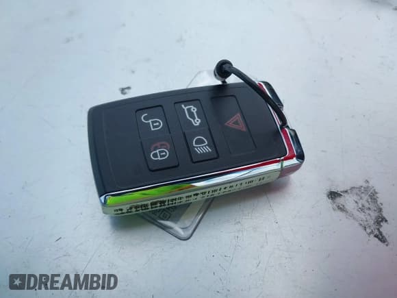 ✅ 2025 Land Rover Range Rover Velar Dynamic SE • VIN: SALYL2EX8SA810607 • Lot: 41568626. Listed on IAAI with 565 mi. Free auction sales archive from the USA and detailed vehicle history report at DreamBid. Image 11.