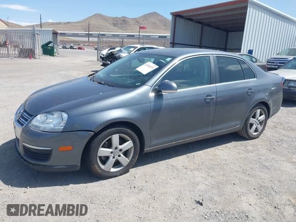 ✅ 2009 Volkswagen Jetta SE • VIN: 3VWRZ71K09M088979 • Lot: 42532075. Listed on IAAI with 179,179 mi. Free auction sales archive from the USA and detailed vehicle history report at DreamBid. Image 2.