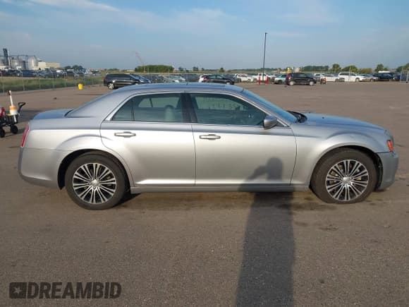✅ 2014 Chrysler 300 S • VIN: 2C3CCAGG0EH146127 • Lot: 43213599. Wystawiony na IAAI z przebiegiem 237 273 mil. Bezpłatny archiwum sprzedaży aukcyjnych z USA i szczegółowy raport historii pojazdu na DreamBid. Zdjęcie 13.