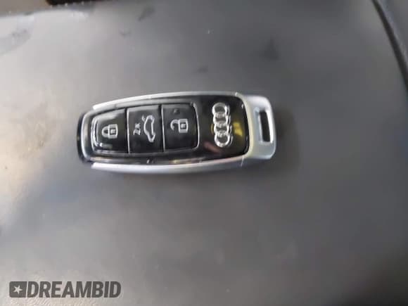 ✅ 2019 Audi e-tron Prestige • VIN: WA1VAAGE4KB006007 • Lot: 43886443. Wystawiony na IAAI z przebiegiem 40 764 mil. Bezpłatny archiwum sprzedaży aukcyjnych z USA i szczegółowy raport historii pojazdu na DreamBid. Zdjęcie 11.