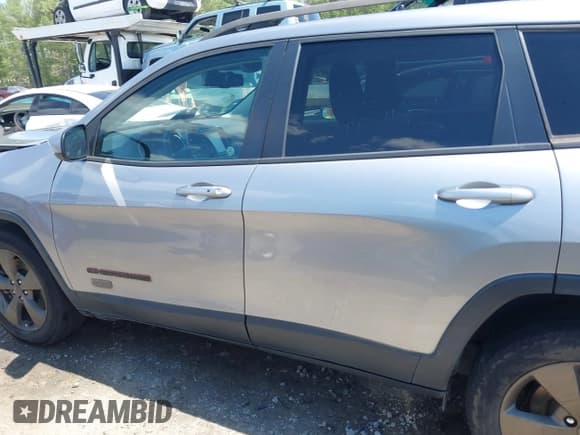 ✅ 2017 Jeep Cherokee Latitude • VIN: 1C4PJMCS8HW525476 • Lot: 42001328. Listed on IAAI with 121,665 mi. Free auction sales archive from the USA and detailed vehicle history report at DreamBid. Image 14.