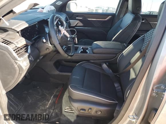 ✅ 2024 GMC Acadia AWD Denali • VIN: 1GKENRKS2RJ194228 • Lot: 83751564. Wystawiony na Copart z przebiegiem 768 mil. Bezpłatny archiwum sprzedaży aukcyjnych z USA i szczegółowy raport historii pojazdu na DreamBid. Zdjęcie 7.