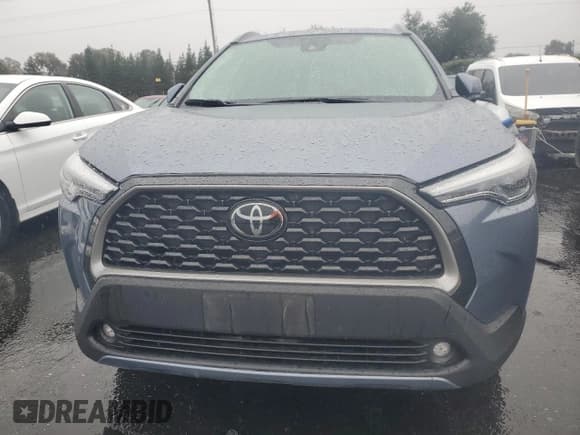 ✅ 2022 Toyota Corolla Cross XLE • VIN: 7MUDAABG0NV025831 • Lot: 91628265. Wystawiony na Copart z przebiegiem 14 630 mil. Bezpłatny archiwum sprzedaży aukcyjnych z USA i szczegółowy raport historii pojazdu na DreamBid. Zdjęcie 5.