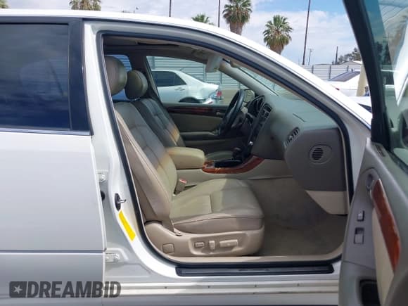 ✅ 1998 Lexus GS 400 • VIN: JT8BH68X7W0012160 • Lot: 43317080. Wystawiony na IAAI z przebiegiem 259 211 mil. Bezpłatny archiwum sprzedaży aukcyjnych z USA i szczegółowy raport historii pojazdu na DreamBid. Zdjęcie 5.