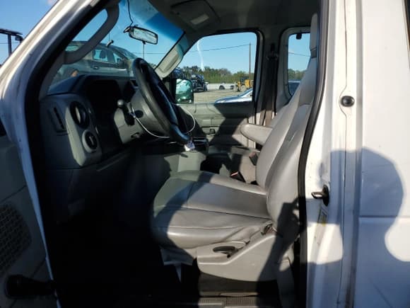✅ 2013 Ford Econoline Passenger XL • VIN: 1FBSS3BLXDDB29569 • Lot: 86620545. Wystawiony na Copart z przebiegiem 71 822 mil. Bezpłatny archiwum sprzedaży aukcyjnych z USA i szczegółowy raport historii pojazdu na DreamBid. Zdjęcie 7.