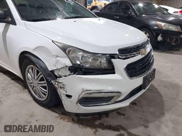 2015 Chevrolet Cruze LS z VIN 1G1PA5SH4F7209231, wystawiony jako IAAI lot #43335340 z przebiegiem 137 165 mil mil oraz . Historia ofert i sprzedaży dostępna na DreamBid. Obrazek 6.