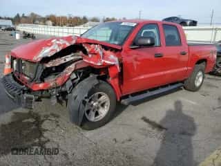 2008 Dodge Dakota SXT z VIN 1D7HW38KX8S542737, wystawiony jako Copart lot #78130834 z przebiegiem 60 496 mil mil oraz Szkoda całkowita • Salvage title. Historia ofert i sprzedaży dostępna na DreamBid. Obrazek 1.