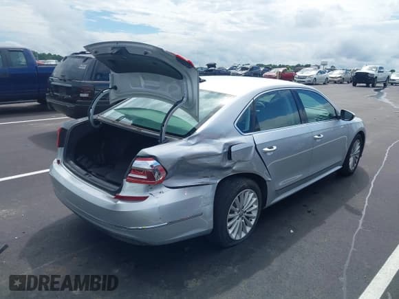 ✅ 2016 Volkswagen Passat SE • VIN: 1VWBS7A30GC061780 • Lot: 42963958. Wystawiony na IAAI z przebiegiem 87 364 mil. Bezpłatny archiwum sprzedaży aukcyjnych z USA i szczegółowy raport historii pojazdu na DreamBid. Zdjęcie 4.