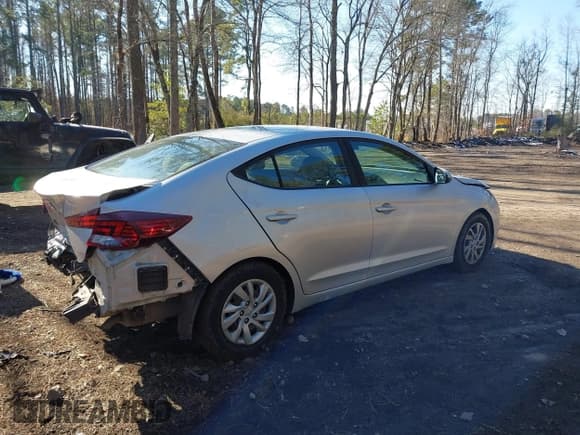 ✅ 2019 Hyundai Elantra SE • VIN: 5NPD74LF8KH470111 • Lot: 41348635. Listed on IAAI with 109,880 mi. Free auction sales archive from the USA and detailed vehicle history report at DreamBid. Image 4.