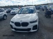 ✅ 2020 BMW X1 xDrive28i • VIN: WBXJG9C00L5R69467 • Lot: 43390251. Wystawiony na IAAI z przebiegiem 97 121 mil. Bezpłatny archiwum sprzedaży aukcyjnych z USA i szczegółowy raport historii pojazdu na DreamBid. Zdjęcie 12.