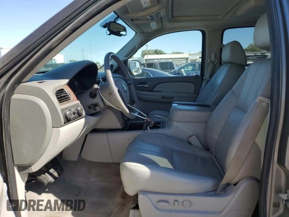 ✅ 2007 Chevrolet Suburban LT • VIN: 1GNFK16387J245023 • Lot: 82278815. Wystawiony na Copart z przebiegiem 98 038 mil. Bezpłatny archiwum sprzedaży aukcyjnych z USA i szczegółowy raport historii pojazdu na DreamBid. Zdjęcie 7.