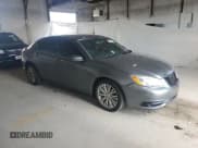 ✅ 2012 Chrysler 200 Touring • VIN: 1C3CCBBB8CN120882 • Лот: 70442775. Опубликован ранее на Copart с пробегом 169 063 миль. Бесплатный доступ к архиву аукционных продаж из США и подробный отчёт об истории автомобиля на DreamBid. Изображение 4.