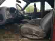 1996 Chevrolet Blazer z VIN 1GNCT18W6TK193788, wystawiony jako Copart lot #49305175 z przebiegiem 136 856 mil mil oraz Szkoda całkowita • Salvage title. Historia ofert i sprzedaży dostępna na DreamBid. Obrazek 7.