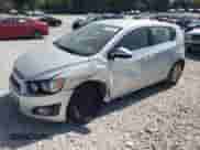 2016 Chevrolet Sonic LT z VIN 1G1JC6SH8G4150306, wystawiony jako Copart lot #71295444 z przebiegiem 141 354 mil mil oraz Szkoda całkowita • Salvage title. Historia ofert i sprzedaży dostępna na DreamBid. Obrazek 1.