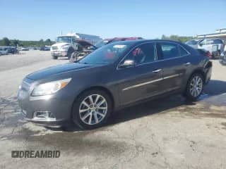 2013 Chevrolet Malibu LTZ z VIN 1G11H5SA7DF269186, wystawiony jako Copart lot #84643435 z przebiegiem 157 541 mil mil oraz Szkoda całkowita • Salvage title. Historia ofert i sprzedaży dostępna na DreamBid. Obrazek 1.