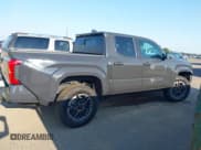 ✅ 2025 Toyota Tacoma SR • VIN: 3TMLB5JNXSM103411 • Лот: 42963505. Опубликован ранее на IAAI с пробегом 9 330 миль. Бесплатный доступ к архиву аукционных продаж из США и подробный отчёт об истории автомобиля на DreamBid. Изображение 13.