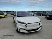 ✅ 2022 Ford Mustang Mach-E Premium • VIN: 3FMTK3RM5NMA26611 • Лот: 92500615. Опубликован ранее на Copart с пробегом 67 376 миль. Бесплатный доступ к архиву аукционных продаж из США и подробный отчёт об истории автомобиля на DreamBid. Изображение 14.