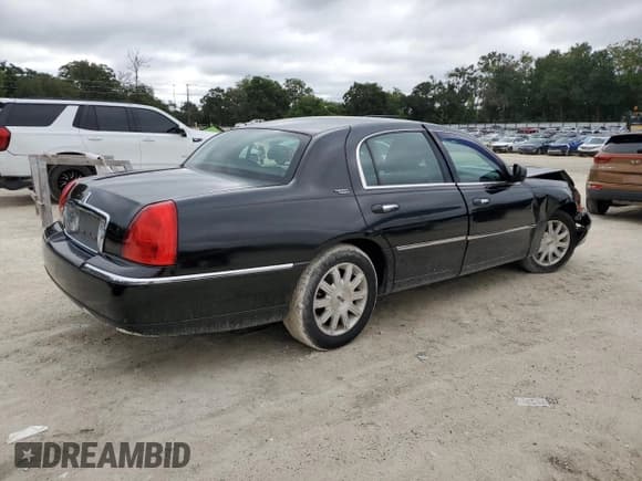 ✅ 2011 Lincoln Town Car Signature Limited • VIN: 2LNBL8CVXBX758787 • Lot: 81351495. Listed on Copart with 116,798 mi. Free auction sales archive from the USA and detailed vehicle history report at DreamBid. Image 3.