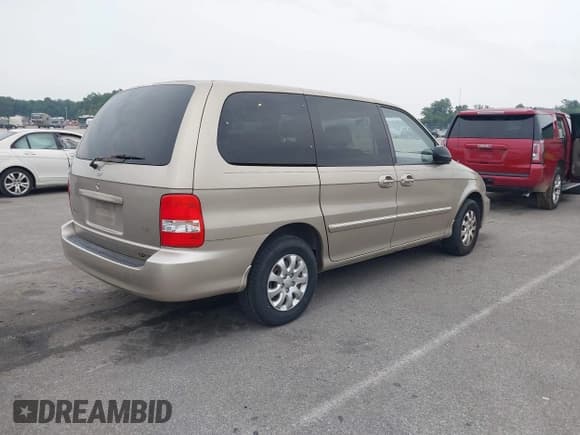 ✅ 2005 Kia Sedona LX • VIN: KNDUP132556739403 • Lot: 42686487. Listed on IAAI with 131,921 mi. Free auction sales archive from the USA and detailed vehicle history report at DreamBid. Image 4.