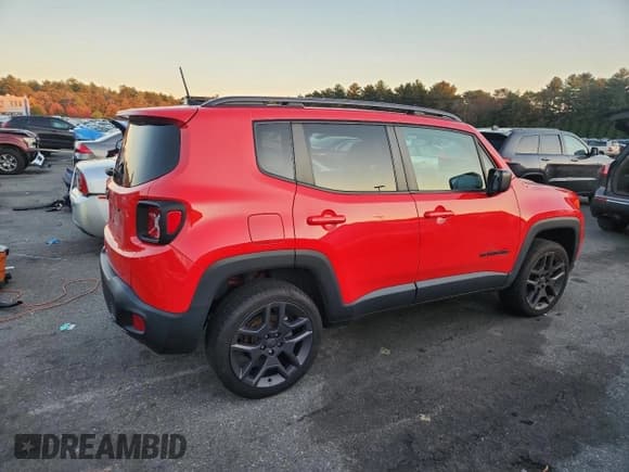 ✅ 2021 Jeep Renegade Latitude • VIN: ZACNJDBB6MPM75898 • Lot: 82727755. Wystawiony na Copart z przebiegiem 71 737 mil. Bezpłatny archiwum sprzedaży aukcyjnych z USA i szczegółowy raport historii pojazdu na DreamBid. Zdjęcie 3.