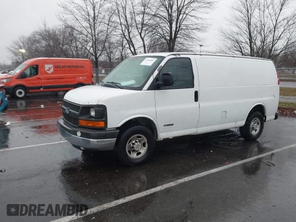 ✅ 2005 Chevrolet Express Cargo • VIN: 1GCGG25V651154983 • Lot: 43819081. Wystawiony na IAAI z przebiegiem 193 319 mil. Bezpłatny archiwum sprzedaży aukcyjnych z USA i szczegółowy raport historii pojazdu na DreamBid. Zdjęcie 2.