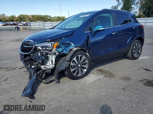 ✅ 2019 Buick Encore Essence • VIN: KL4CJCSM2KB812218 • Лот: 82446275. Опубликован ранее на Copart с пробегом 18 188 миль. Бесплатный доступ к архиву аукционных продаж из США и подробный отчёт об истории автомобиля на DreamBid. Изображение 1.