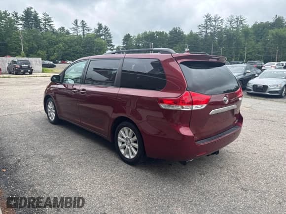 ✅ 2013 Toyota Sienna XLE • VIN: 5TDDK3DC3DS058382 • Lot: 42521554. Wystawiony na IAAI z przebiegiem 276 065 mil. Bezpłatny archiwum sprzedaży aukcyjnych z USA i szczegółowy raport historii pojazdu na DreamBid. Zdjęcie 3.